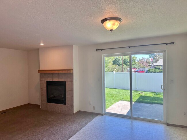 Foto del edificio - 2416-2420 SW Wickiup Ct