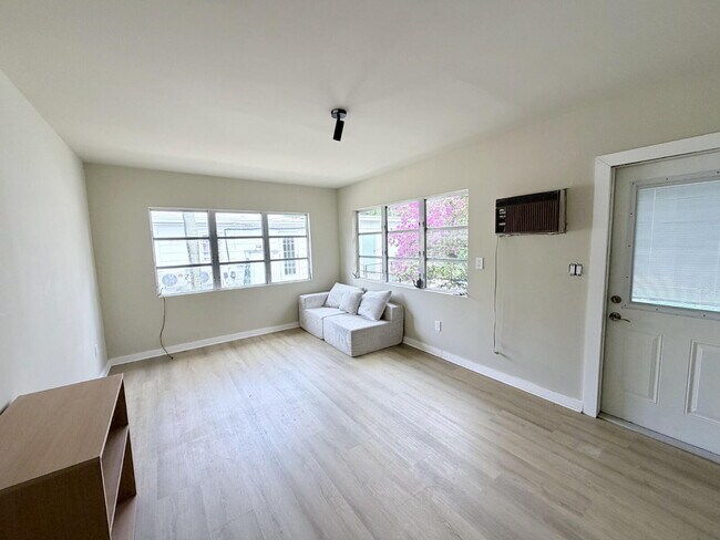 Foto del edificio - "Spacious 2-Bed, 2-Bath Oasis in Lake Worth Beach - Your Perfect Retreat Awaits!"