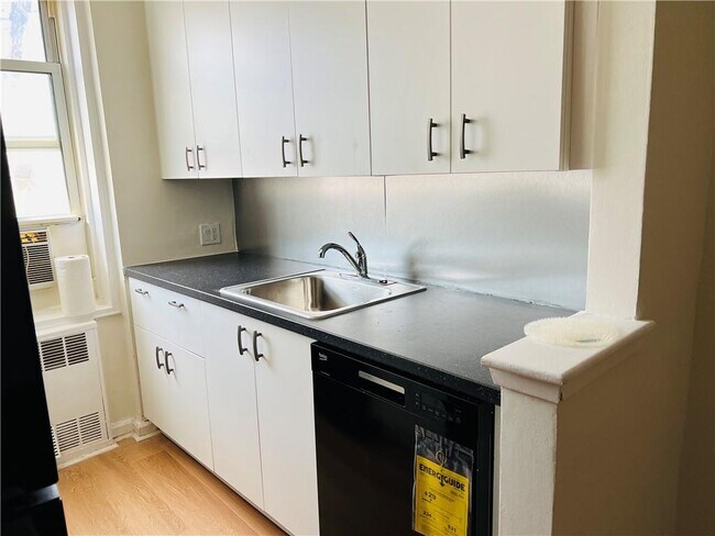 Foto del edificio - 3205 Nostrand Ave.