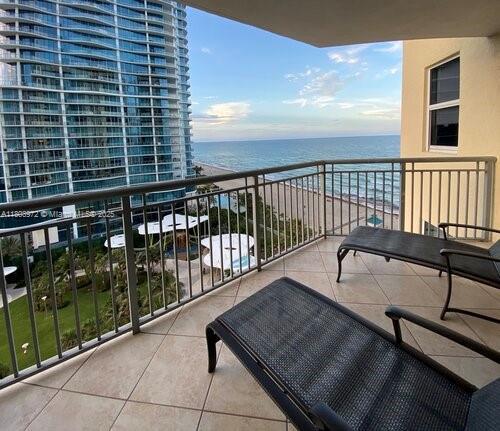 Building Photo - 17375 Collins Ave