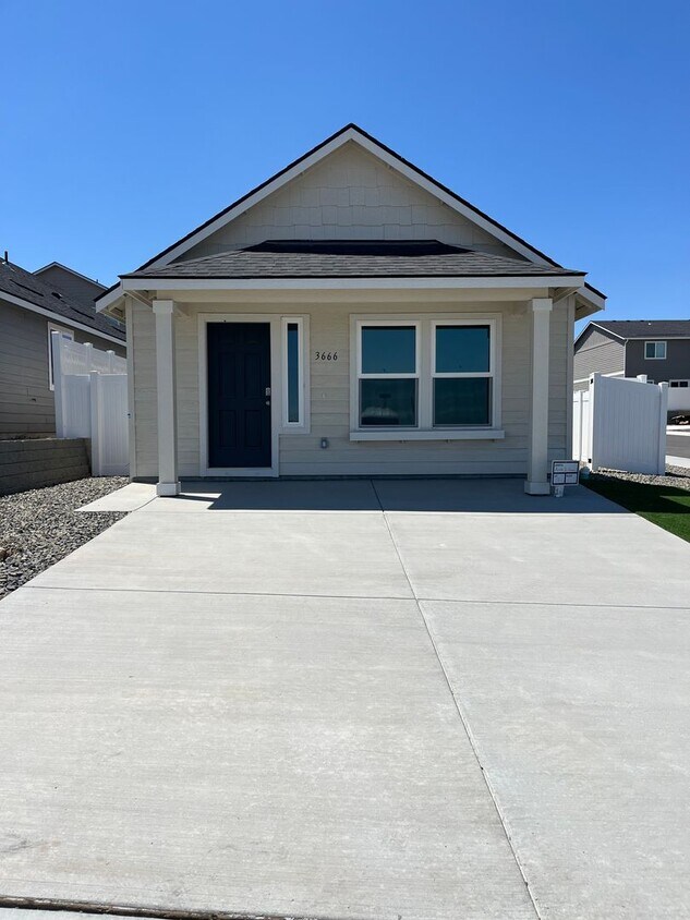 Foto principal - New Single Level Home in New SunRidge Comm...