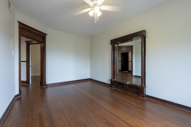 Building Photo - 666 E 50th Pl