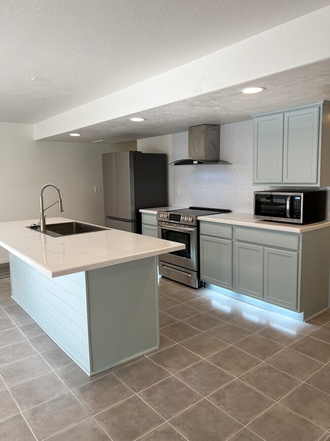 Apartamento del sótano (OFERTA DE PAQUETE) - 2261 S Browning Dr