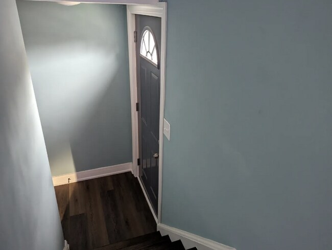 Building Photo - Spacious 3BR Unit in Quiet South Side Buil...