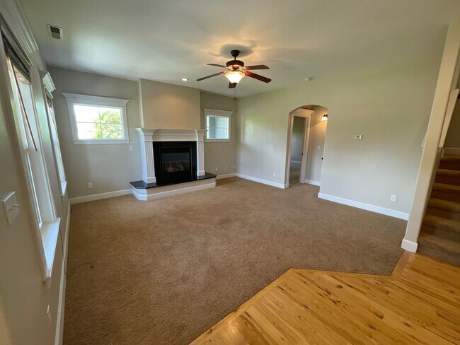 Foto del edificio - Gorgeous 4+ bed (plus 5th office/den) home...