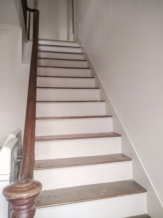 Entry - 567 Main St