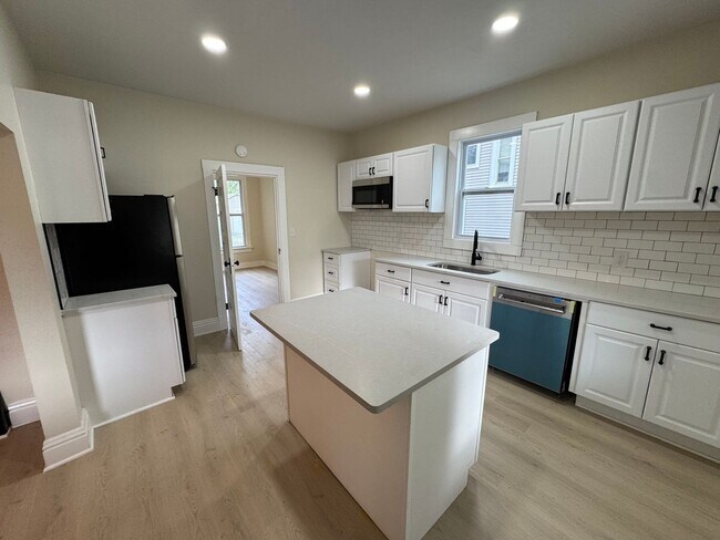 Foto del edificio - 4 bedroom with bonus room, 3 full bathrooms in Davenport