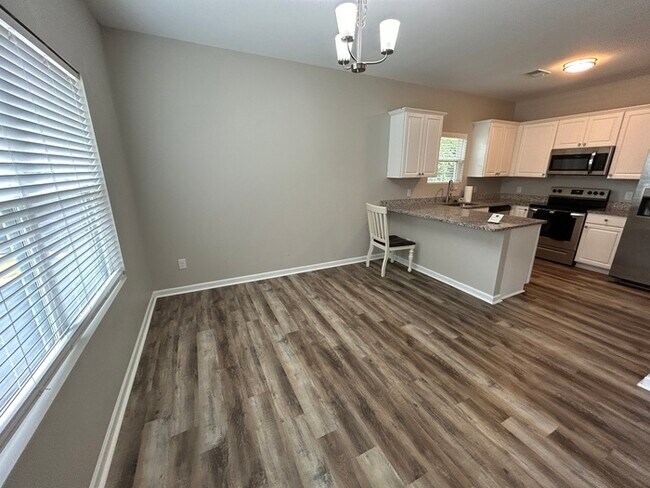 Building Photo - 905 Klondale Ave