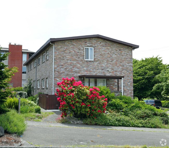 Building Photo - 2866 32nd Ave W