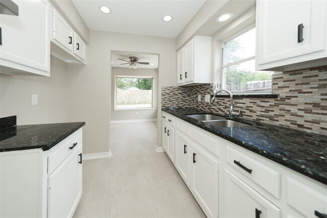 Foto del edificio - 9607 Rumbling Wood Ln