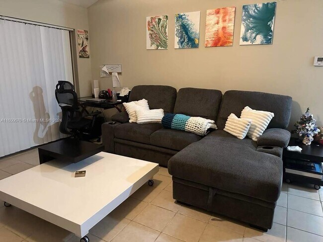 Foto del edificio - 1701 Village Blvd