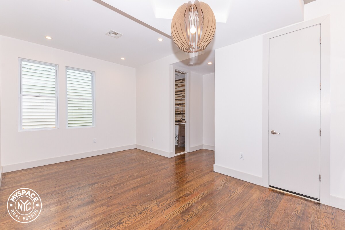Primary Photo - 1718 Summerfield St