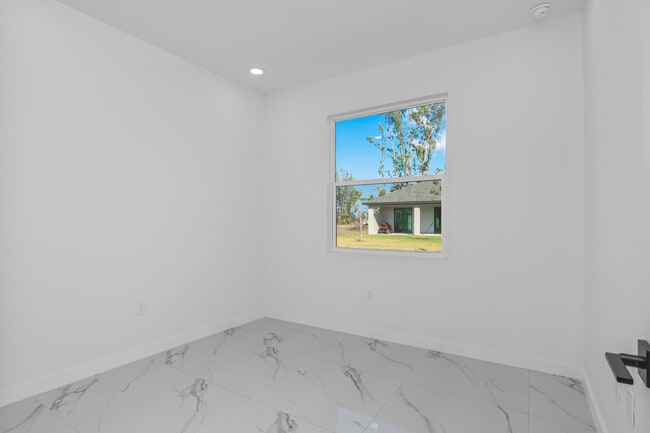 Building Photo - 515 NW 7th Pl