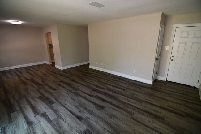 Building Photo - 3-bedroom, 2-bathroom duplex located in th...