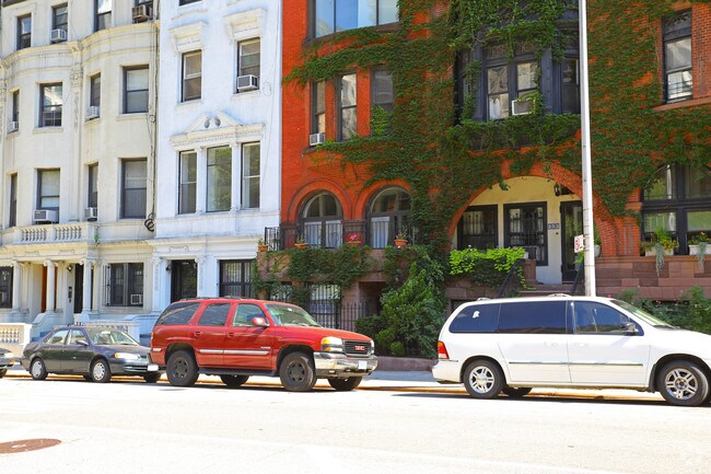 Building Photo - 255 W 70th St
