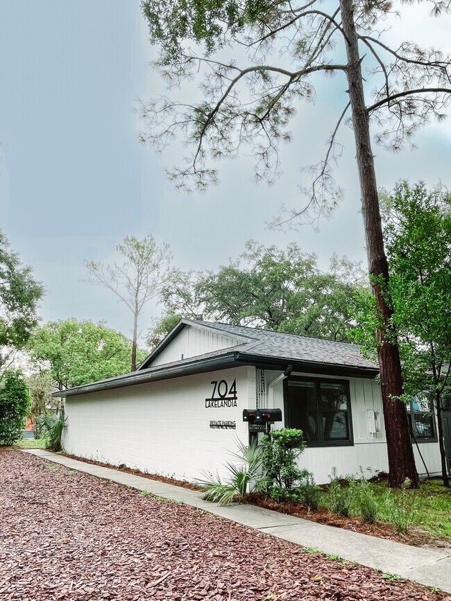 Foto del edificio - 708 Angelina Ln