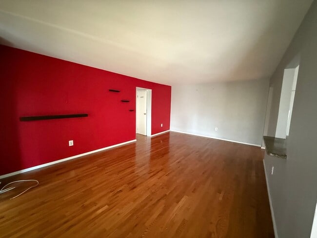 Building Photo - 2 Bedroom, 1.5 Bath, Pet Friendly Gas Heat...