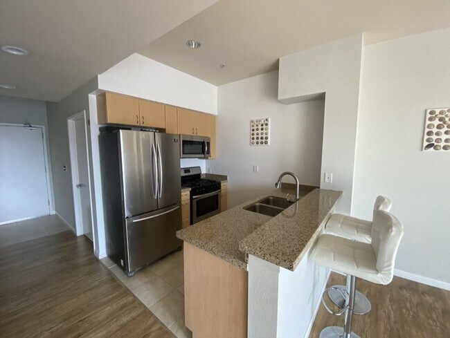 Building Photo - Furnished Smart Condo in the middle of the...