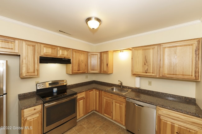 Building Photo - 12 Whispering Pines Rd