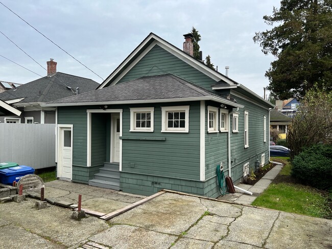 Building Photo - 5511 Brooklyn Ave NE