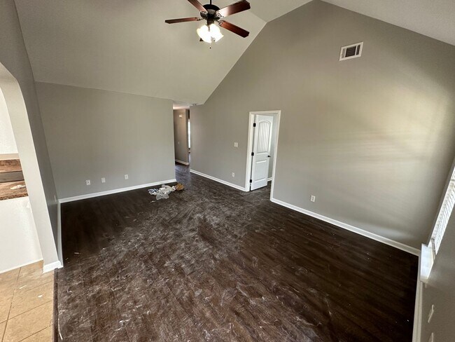 Foto del edificio - 913 Arbor Springs Cir