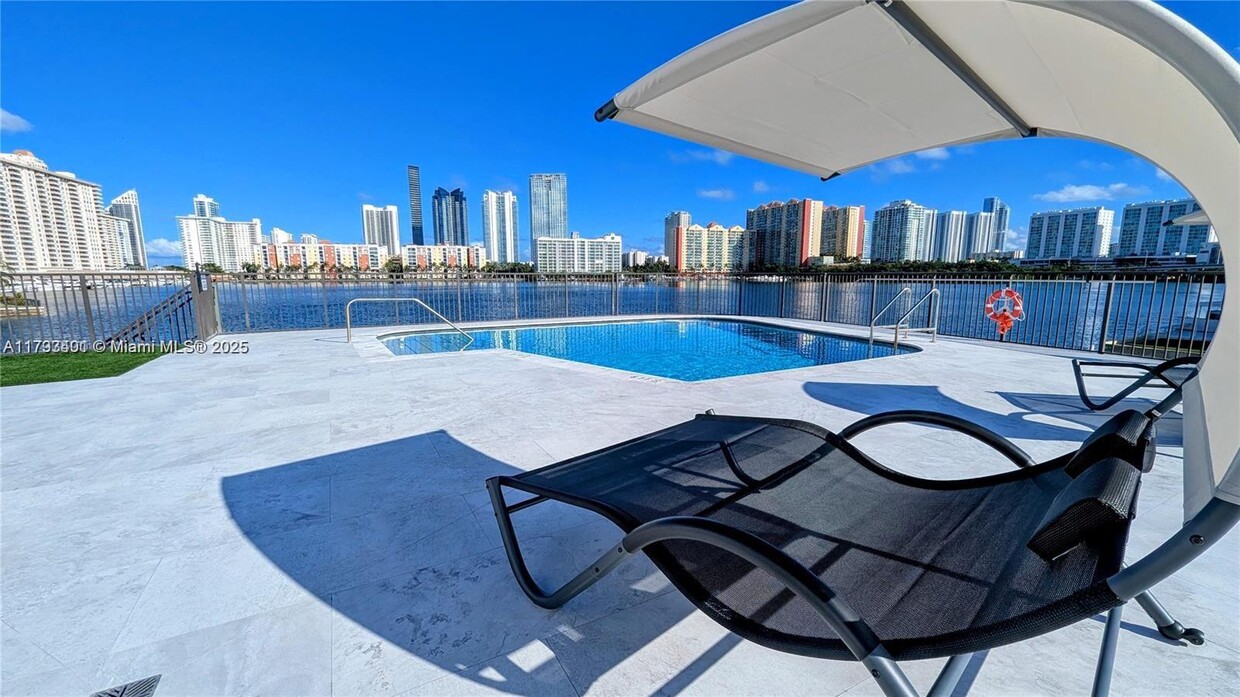 Foto principal - 4000 NE 168th St