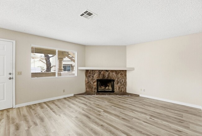 Building Photo - 2 bed, 2 bath Condo Right outside of Summerlin!
