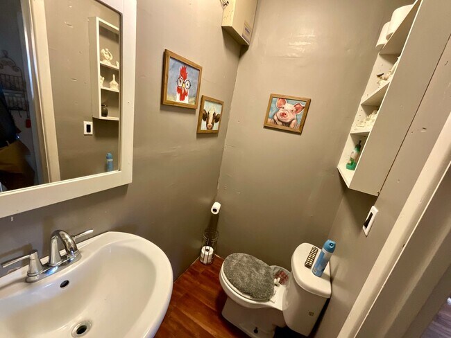 Building Photo - 3 Bedroom 1.5 Bathroom