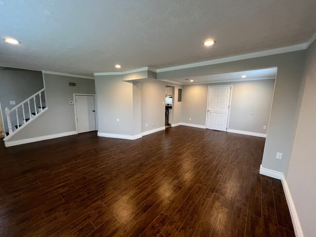 Building Photo - 6470 Waywind - 6 Bedroom - 3.5 Bath - In T...