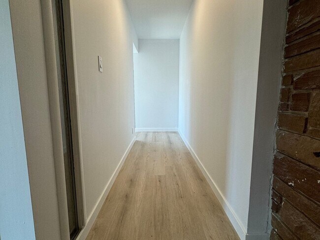 Building Photo - Newly renovated 2 Bedroom in Seattle