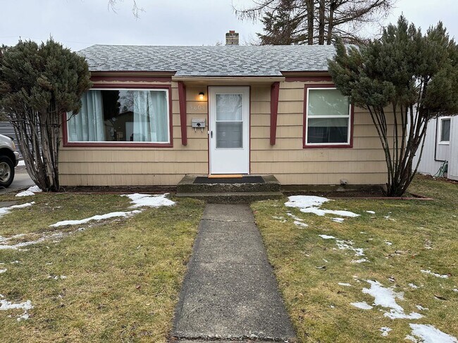Foto del edificio - Cozy and Conveniently Located 2 Bed 1 Bath Spokane Home w/ Detached Garage & Heated Multipurpose ...