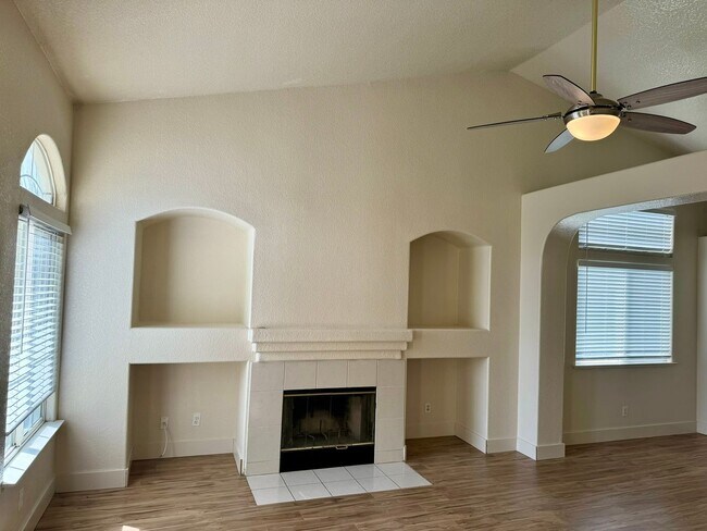 Building Photo - 4 bed, 3 bath, 3 car garage, backyard, gre...