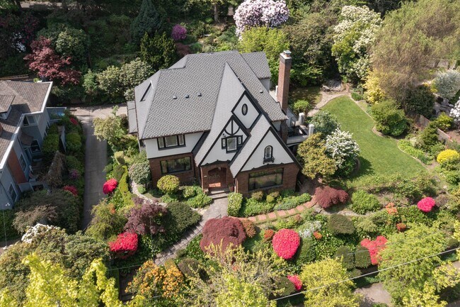 Foto del edificio - Amazing Nob-Hill Estate with impeccable finishes throughout!