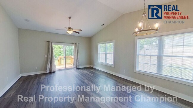 Foto del edificio - Charming 3 BD/2 BA with Open Floorplan and Attached Garage