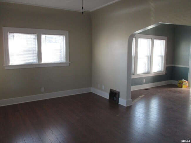Building Photo - 1745 W Locust St