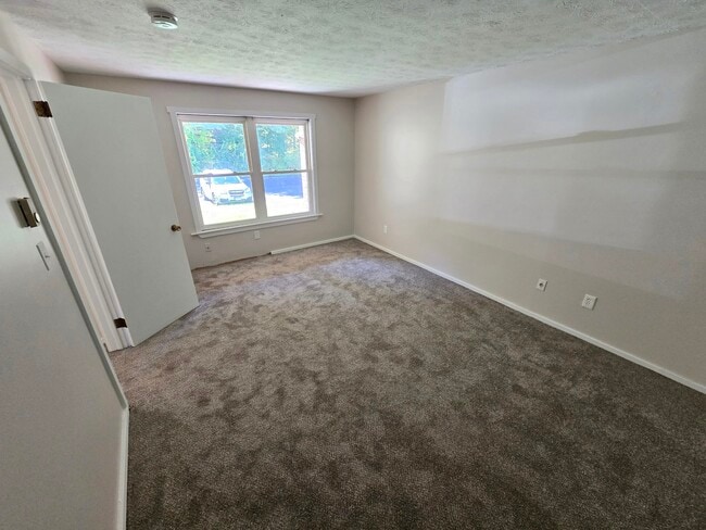 Building Photo - 949 Pleasant Valley Rd #8-4