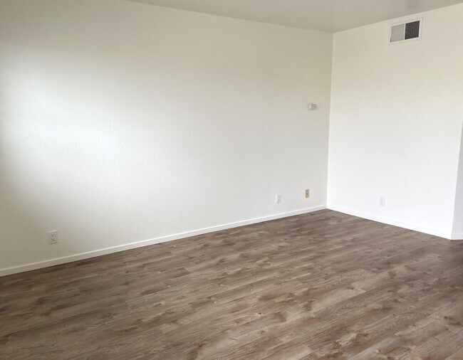 Building Photo - 533 W Ward Ave