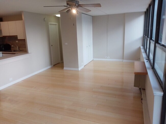 Foto del edificio - 2740 N Pine Grove Ave