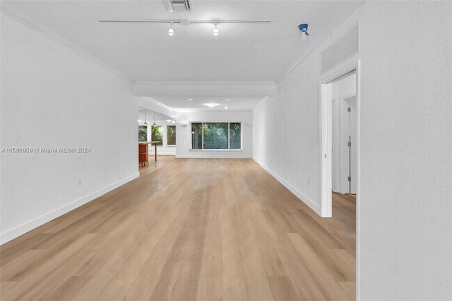 Building Photo - 9441 Carlyle Ave