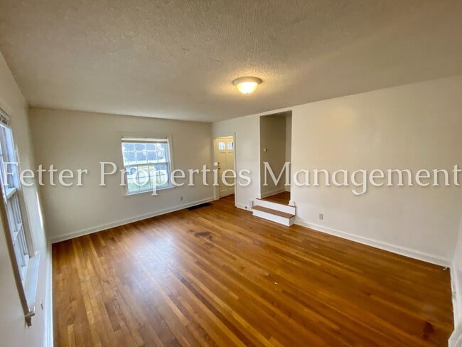 Building Photo - 933