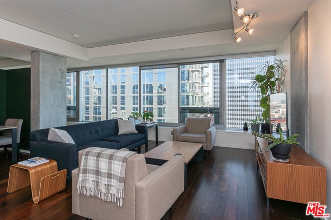 Foto del edificio - 1155 S Grand Ave