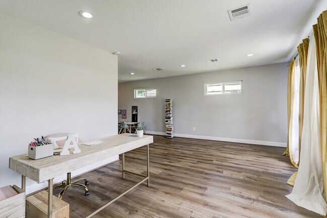 Building Photo - 5146 Stuyvesant Ln