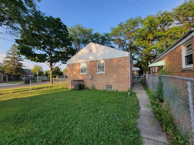 Foto del edificio - 9900 S Paxton Ave