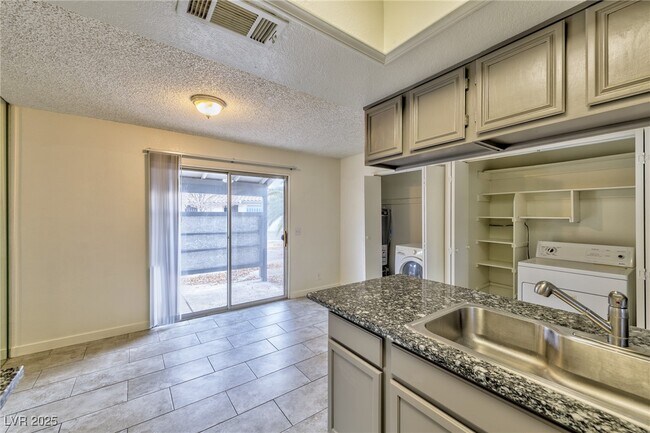 Foto del edificio - 221 N Lamb Blvd