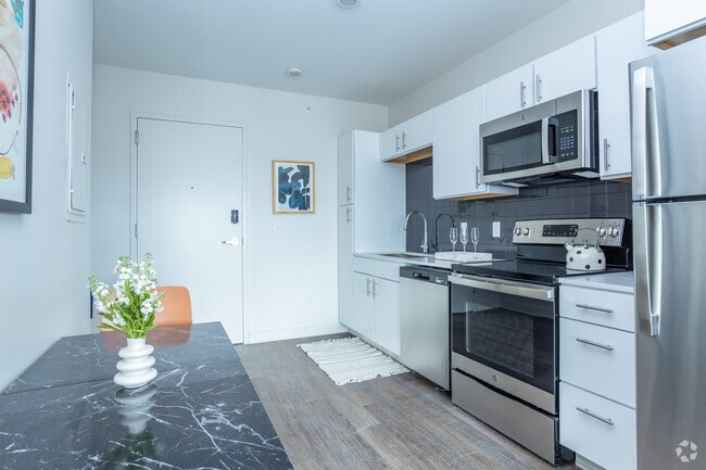 Studio - Captain - Swivel