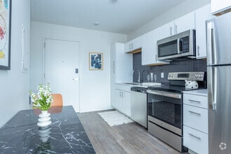 Studio - Captain - Swivel