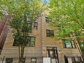 Building Photo - 905 W Lawrence Ave