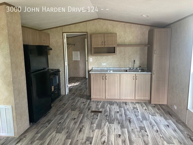 Foto del edificio - 3000 John Harden Dr