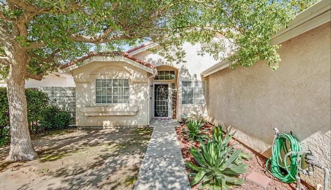 Building Photo - Your Summer Oasis Awaits – Charming Home with Pool!