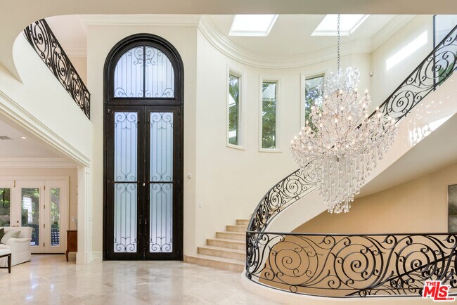 Foto del edificio - 1350 Benedict Canyon Drive